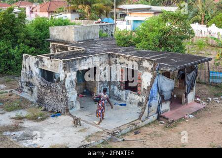 Verwahrlost Haus, das während des Bürgerkrieges Schaden erlitten, Mullaitivu, Northern Province, Sri Lanka Stockfoto