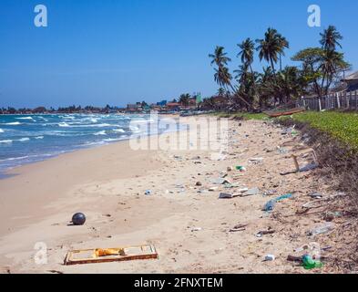 Müll wurde am Uppuveli Beach, Trincomalee, Sri Lanka, gestreut und gewaschen Stockfoto