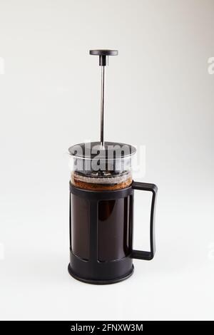 Kaffee in einer französischen Presse isoliert auf weißem Hintergrund Stockfoto