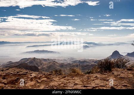 Nebel sammelt sich über dem Rand des South Rim Trail Im Big Bend National Park Stockfoto