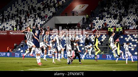 Reggio Emilia, Italien. Mai 2021. Die Spieler des FC Juventus feiern nach dem italienischen Pokalfinale zwischen Atalanta und dem FC Juventus in Reggio Emilia, Italien, am 19. Mai 2021. Quelle: Federico Tardito/Xinhua/Alamy Live News Stockfoto