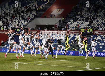 Reggio Emilia, Italien. Mai 2021. Die Spieler des FC Juventus feiern nach dem italienischen Pokalfinale zwischen Atalanta und dem FC Juventus in Reggio Emilia, Italien, am 19. Mai 2021. Quelle: Federico Tardito/Xinhua/Alamy Live News Stockfoto