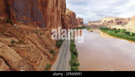 Highway 279, der am Colorado River entlang verläuft, Wall Street Climbing Area, in der Nähe von Moab, Utah, USA Stockfoto