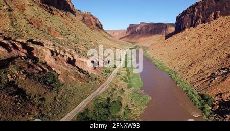 Landschaftlich reizvolle Nebenstraße 128, die entlang des Colorado River verläuft, in der Nähe von Moab, Utah, USA Stockfoto