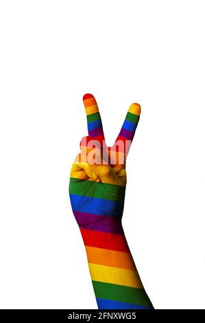 Internationales Zeichen für Frieden und Liebe gestikuliert auf weißem Hintergrund gay Stolz Regenbogen Flagge Stockfoto