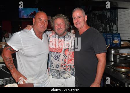 FORT LAUDERDALE; FL - MAI 19: Der legendäre Rocker Sammy Hagar speist im weltberühmten Cafe Martorano, wo er in die Küche ging, um mit dem Schauspieler, Koch und Besitzer Steve Martorano, dem „Pate der italienisch-amerikanischen Küche“, am 19. Mai 2021 im Cafe Martorano in Fort Lauderdale, Florida, seinen eigenen Fleischball zu kochen. Storms Media Group/Alamy Live News Stockfoto