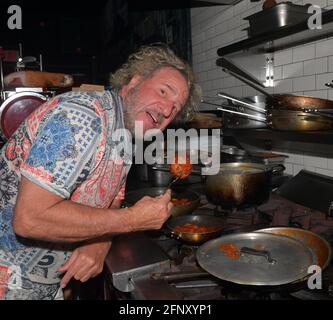 FORT LAUDERDALE; FL - MAI 19: Der legendäre Rocker Sammy Hagar speist im weltberühmten Cafe Martorano, wo er in die Küche ging, um mit dem Schauspieler, Koch und Besitzer Steve Martorano, dem „Pate der italienisch-amerikanischen Küche“, am 19. Mai 2021 im Cafe Martorano in Fort Lauderdale, Florida, seinen eigenen Fleischball zu kochen. Storms Media Group/Alamy Live News Stockfoto