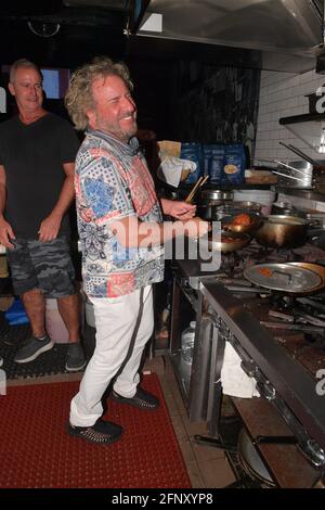 FORT LAUDERDALE; FL - MAI 19: Der legendäre Rocker Sammy Hagar speist im weltberühmten Cafe Martorano, wo er in die Küche ging, um mit dem Schauspieler, Koch und Besitzer Steve Martorano, dem „Pate der italienisch-amerikanischen Küche“, am 19. Mai 2021 im Cafe Martorano in Fort Lauderdale, Florida, seinen eigenen Fleischball zu kochen. Storms Media Group/Alamy Live News Stockfoto