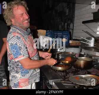 FORT LAUDERDALE; FL - MAI 19: Der legendäre Rocker Sammy Hagar speist im weltberühmten Cafe Martorano, wo er in die Küche ging, um mit dem Schauspieler, Koch und Besitzer Steve Martorano, dem „Pate der italienisch-amerikanischen Küche“, am 19. Mai 2021 im Cafe Martorano in Fort Lauderdale, Florida, seinen eigenen Fleischball zu kochen. Storms Media Group/Alamy Live News Stockfoto