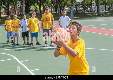 Miami Florida, Hadley Park Dade County Parks Sommercamp Programm, Hispanic junge Jungen Kinder Basketball schießen mit dem Ziel Ball Korb, Stockfoto