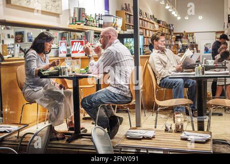 Miami Beach Florida, Lincoln Road Fußgängerzone Mall, Bücher & Bücher Buchhandlung Lesen Essen, Kunden einkaufen Restaurant asiatische Frau weiblich Mann Paar, Stockfoto