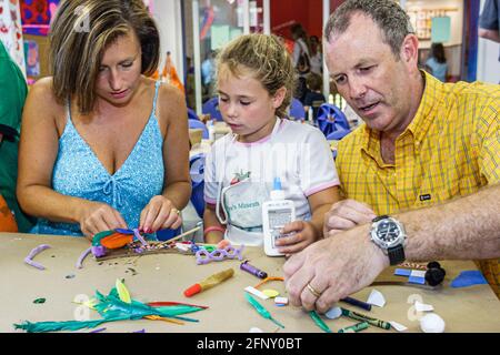 Miami Florida, Watson Jungle Island Children's Museum, Schuhdesign-Workshop Mutter Eltern weiblich Tochter Mädchen Familie Vater, Zusammenarbeit Aktivität, Stockfoto