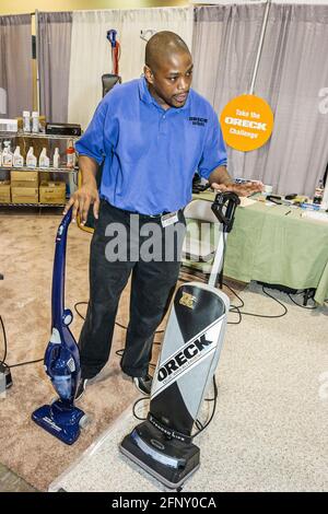 African American Man Verwendet Werden Staubsauger Schweben Haus  Stockfotografie - Alamy
