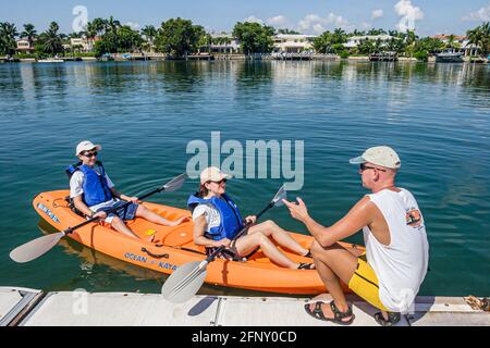 Miami Beach, Florida, Indian Creek Ruder Club, Instructor Instructing Guide Mutter Sohn Verleih Kajak, Stockfoto