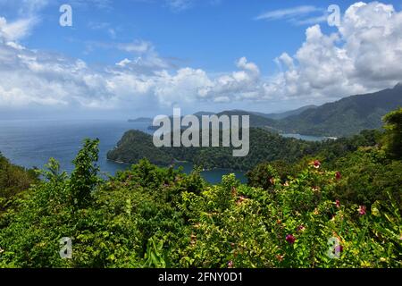 Blick auf die Bucht von Maracas vom Maracas Lookout, der sich auf der nördlichen Range in Trinidad befindet. Dieser malerische Aussichtspunkt ist ein wichtiges Touristenziel. Stockfoto