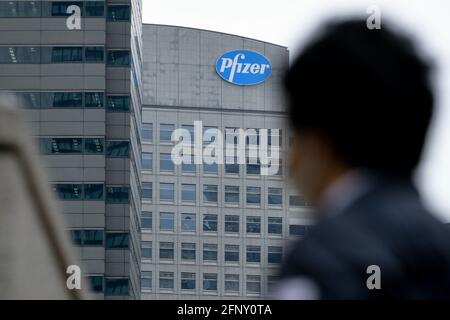 Tokio, Japan. Mai 2021. Pfizer-Logo an der Fassade eines Bürogebäudes im Shinjuku-Viertel von Tokio. (Foto von Cezary Kowalski/SOPA Images/Sipa USA) Quelle: SIPA USA/Alamy Live News Stockfoto