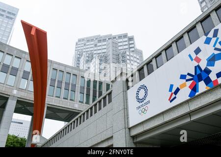 Tokio, Japan. Mai 2021. Ein Tokyo 2020 Banner auf einem Gebäude in Shinjuku in Tokio. (Foto von Cezary Kowalski/SOPA Images/Sipa USA) Quelle: SIPA USA/Alamy Live News Stockfoto