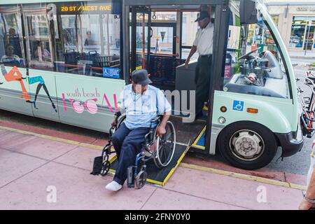 Miami Beach Florida, Washington Avenue öffentlicher Bus South Beach Lokale, Behinderte Schwarze Mann männlich Rollstuhl Behinderte spezielle Bedürfnisse Transportrampe, Stockfoto