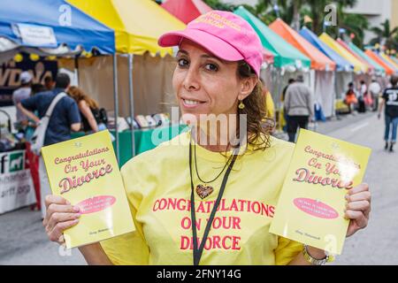 Miami Florida, Dade College Wolfson Miami Book Fair International, Verkäufer Verkaufsstände Stände Händler Frau Autorin Amy Botwinick, Herzlichen Glückwunsch Stockfoto