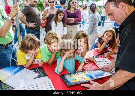 Miami Florida, Dade College Campus Miami Book Fair International, Verkäufer Stände Stand Händler Händler, Kinder Musik Bildung Autor explia Stockfoto