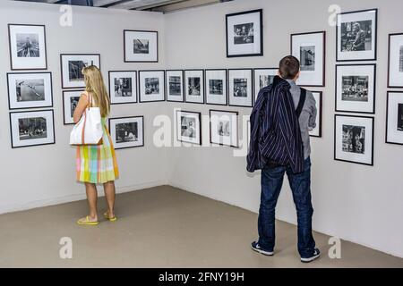 Miami Florida, Wynwood Arts & Design District, Galerie Margulies Collection Warehouse zeitgenössische Kunst Fotogalerie, Mann Frau weiblich aussehend, Stockfoto