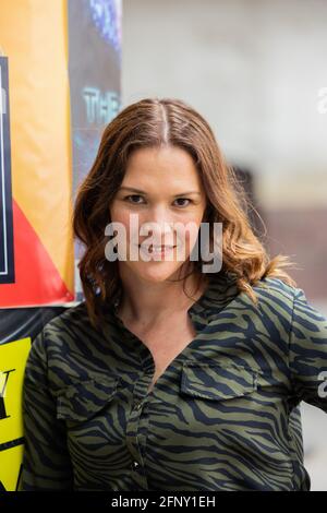 Köln, Deutschland. Mai 2021. Tatiani Katrantzi, Schauspielerin, steht während der Dreharbeiten zur RTL-Fernsehserie „unter uns“ vor dem Schiller-Restaurant in der Schillerstraße. Die Kölner Schauspielerin, die Jennifer (Jenny) Turner spielt, kehrt nach 23 Jahren wieder in die Serie zurück. Quelle: Rolf Vennenbernd/dpa/Alamy Live News Stockfoto