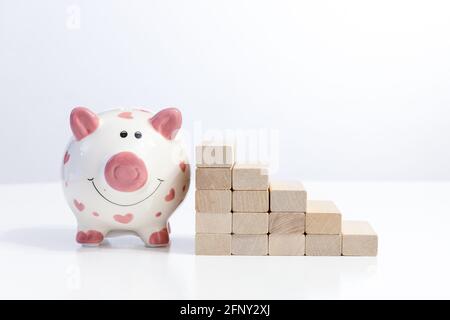 Sparschwein und Holzblock Stapeln als Schritt Treppe Karriere Pfad Konzept für Unternehmen Kopie Platz für Text Stockfoto