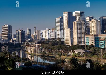 Skyline der Stadt, mit Marginal Avenue und Pinheiros River im Vordergrund, im Süden von Sao Paulo, Brasilien Stockfoto