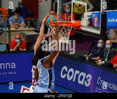 Sankt Petersburg, Russland. Mai 2021. Tornike Shengelia (23) vom CSKA Moskau und Alex Poythress (22) von Zenit Sankt Petersburg sind während des VTB United League Playoffs Game 2 2020/2021 zwischen Zenit Sankt Petersburg und CSKA Moskau in der Sibur Arena in Aktion zu sehen. (Endergebnis; Zenit Saint Petersburg 107:104 CSKA Moscow). Kredit: SOPA Images Limited/Alamy Live Nachrichten Stockfoto