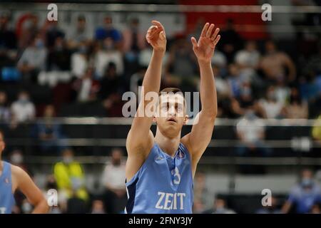 Sankt Petersburg, Russland. Mai 2021. Dmitry Khvostov (13) von Zenit Sankt Petersburg in Aktion gesehen während der 2020/2021 VTB United League Playoffs Spiel 2 zwischen Zenit Sankt Petersburg und CSKA Moskau in der Sibur Arena. (Endergebnis; Zenit Saint Petersburg 107:104 CSKA Moscow). Kredit: SOPA Images Limited/Alamy Live Nachrichten Stockfoto