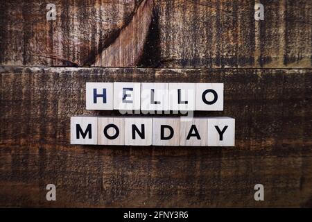 Hallo Montag Buchstaben mit Raumkopie auf hölzernem Hintergrund Stockfoto