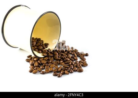 Gießen Sie Kaffeebohnen aus Kaffeebechern auf weißem Hintergrund Stockfoto