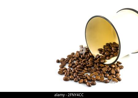Gießen Sie Kaffeebohnen aus Kaffeebechern auf weißem Hintergrund Stockfoto