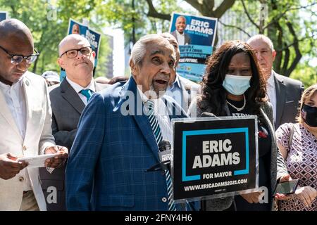 New York, NY - 19. Mai 2021: Der ehemalige Kongressabgeordnete Charles Rengel spricht bei der Bürgermeisteranwärter-Rallye Eric Adams mit Unterstützern und gewählten Beamten im City Hall Park Stockfoto