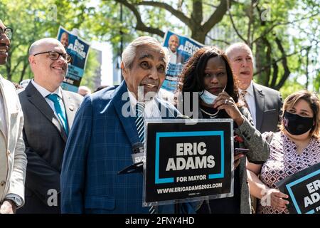 New York, NY - 19. Mai 2021: Der ehemalige Kongressabgeordnete Charles Rengel spricht bei der Bürgermeisteranwärter-Rallye Eric Adams mit Unterstützern und gewählten Beamten im City Hall Park Stockfoto