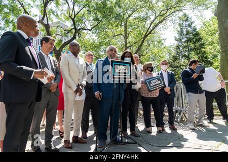 New York, NY - 19. Mai 2021: Der ehemalige Kongressabgeordnete Charles Rengel spricht bei der Bürgermeisteranwärter-Rallye Eric Adams mit Unterstützern und gewählten Beamten im City Hall Park Stockfoto