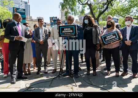 New York, NY - 19. Mai 2021: Der ehemalige Kongressabgeordnete Charles Rengel spricht bei der Bürgermeisteranwärter-Rallye Eric Adams mit Unterstützern und gewählten Beamten im City Hall Park Stockfoto