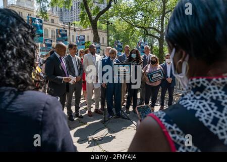 New York, NY - 19. Mai 2021: Der ehemalige Kongressabgeordnete Charles Rengel spricht bei der Bürgermeisteranwärter-Rallye Eric Adams mit Unterstützern und gewählten Beamten im City Hall Park Stockfoto