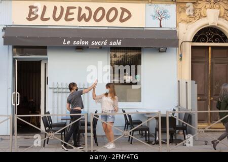 Die Kellner bereiten am 19. Mai 2021 in Nizza, Südfrankreich, Terrassen vor. Bars, Geschäfte und Kulturräume in ganz Frankreich haben ihre Türen wieder geöffnet, während das Land beginnt, Beschränkungen aufzuheben, um die Ausbreitung des Coronavirus zu verhindern. Ab Mittwoch können Gruppen von bis zu sechs Personen auf den Terrassen des Restaurants gemeinsam essen. Auch Frankreichs landesweite Ausgangssperre wird von 19:00 auf 21:00 zurückgeschoben. Foto von Lucie Choquet/ABACAPRESS.COM Stockfoto