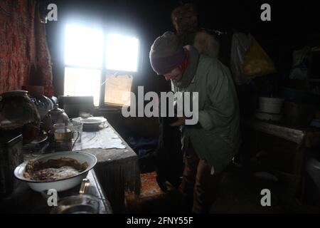 Weißrussland. Malye Volneiki Dorf - 28,11,2010: Porträt einer älteren Frau durch Glas im Winter. Stockfoto