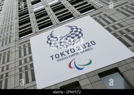 Tokio, Japan. Mai 2021. Ein Tokyo 2020 Banner auf einem Gebäude in Shinjuku in Tokio. Kredit: SOPA Images Limited/Alamy Live Nachrichten Stockfoto