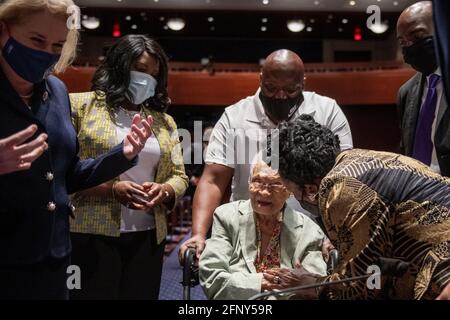 Viola Fletcher, die älteste lebende Überlebende des Massakers der Tulsa-Rasse, wird von der US-amerikanischen Vertreterin Sylvia Garcia (Demokratin von Texas), links, Und die US-Vertreterin Sheila Jackson-Lee (Demokratin von Texas), rechts, nachdem sie und ihr Bruder, Hughes Van Ellis, Tulsa Race Massacre Überlebende und Veteran des Zweiten Weltkriegs vor einem Parlamentsausschuss für die Justiz erschienen; Unterausschuss für die Verfassung, Bürgerrechte und Bürgerrechte Anhörung âÂ € ÂœContinuing Ungerechtigkeit: Die Hundertjahrfeier des Tulsa-Greenwood Race MassacreâÂ€Â im US Capitol in Washington, DC, USA, Mittwoch, 1. Mai Stockfoto