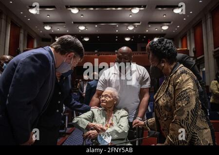 Viola Fletcher, die älteste lebende Überlebende des Massakers der Tulsa-Rasse, wird vom US-amerikanischen Repräsentanten Mike Johnson (Republikaner von Louisiana), links, Und die US-Vertreterin Sheila Jackson-Lee (Demokratin von Texas), rechts, nachdem sie und ihr Bruder, Hughes Van Ellis, Tulsa Race Massacre Überlebende und Veteran des Zweiten Weltkriegs vor einem Parlamentsausschuss für die Justiz erschienen; Unterausschuss für die Verfassung, Bürgerrechte und Bürgerrechte Anhörung âÂ € ÂœContinuing Ungerechtigkeit: Die Hundertjahrfeier des Tulsa-Greenwood Race MassacreâÂ€Â im US Capitol in Washington, DC, USA, Mittwoch, Stockfoto