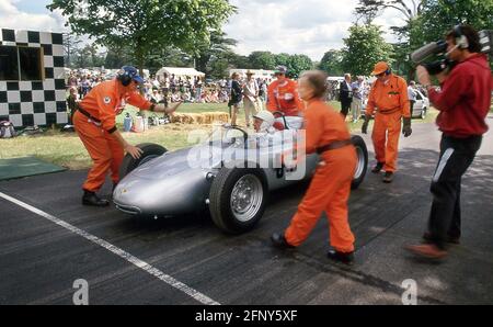 Sir Stirling Moss am Steuer eines Porsche von 1960 718 Formel-2-Auto beim Goodwood Festival of Speed 1996 Stockfoto