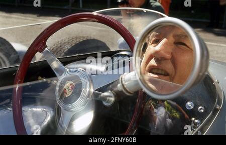 Sir Stirling Moss am Steuer eines Porsche von 1960 718 Formel-2-Auto beim Goodwood Festival of Speed 1996 Stockfoto