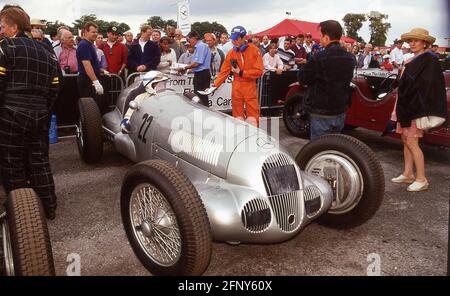 John Surtees fährt beim Goodwood Festival of Speed 1996 einen Mercedes-Benz W125 GP-Wagen aus dem Jahr 1937. Stockfoto