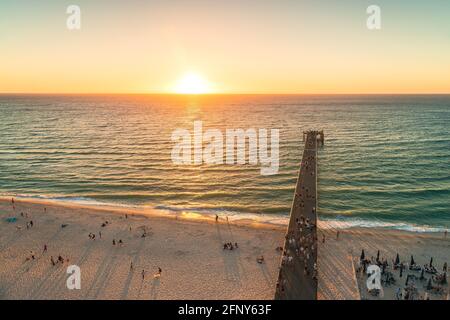 Glenelg Beach Steg mit Menschen bei Sonnenuntergang von oben betrachtet Stockfoto