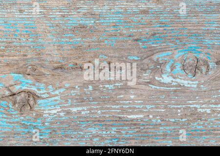 Alte hölzerne abstrakte Hintergrund Textur Oberfläche mit abblätternder blauer Farbe. Nahaufnahme eines alten Outdoor-Tisches im Park. Stockfoto