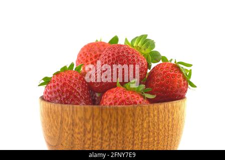 Garten Erdbeeren in Holzschale isoliert auf weißem Hintergrund Stockfoto