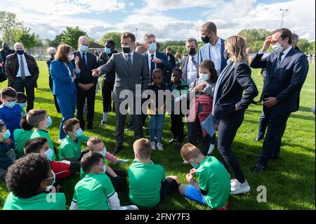 Frankreichs Präsident Emmanuel Macron besucht zusammen mit dem ehemaligen Basketballspieler und ASVEL Lyon-Villeurbanne-Klubpräsidenten Tony Parker und dem Bildungsminister Jean-Michel Blanquer am 19. Mai 2021 ein kommunales Stadion, um die Wiedereröffnung von Sportveranstaltungen und -Einrichtungen nach Schließung während der Pandemie Covid-19 in Pont-Saint-Marie, Ostfrankreich, zu markieren. Foto von Jacques Witt/Pool/ABACAPRESS.COM Stockfoto